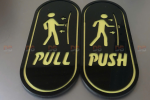Bộ bảng chỉ dẫn WC – Push/Pull bằng alu vàng xước mica đen nổi