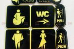 Bộ bảng chỉ dẫn WC – Push/Pull bằng alu vàng xước mica đen nổi