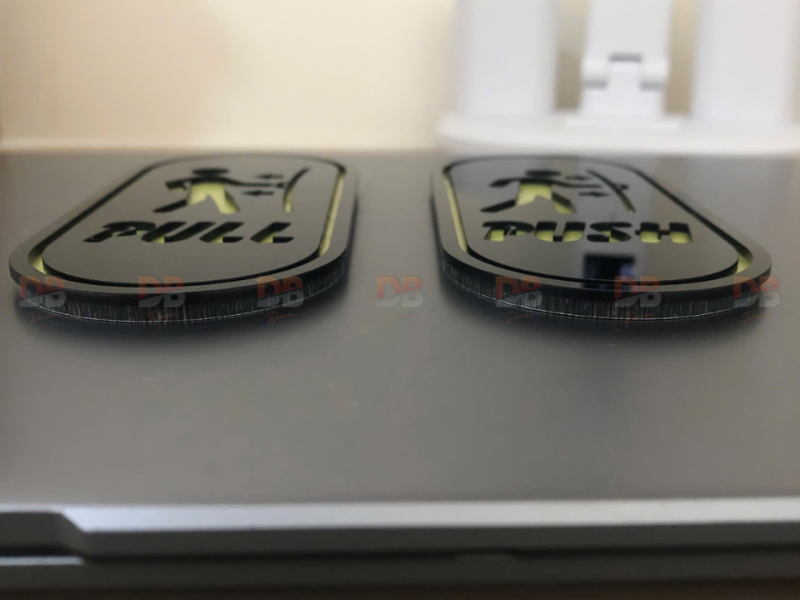 Bộ bảng chỉ dẫn WC – Push/Pull bằng alu vàng xước mica đen nổi