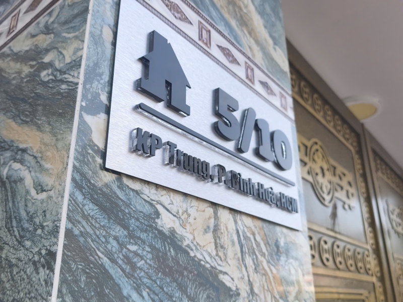 Bảng số nhà mica đen - nền alu bạc xước