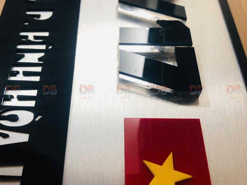 Chữ mica trong (Acrylic trong) cắt laser – Ứng dụng “đẹp, nhẹ, sang” cho mọi không gian