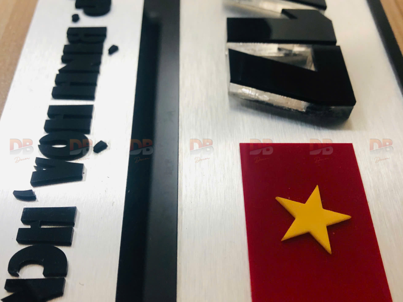 Chữ mica trong (Acrylic trong) cắt laser – Ứng dụng “đẹp, nhẹ, sang” cho mọi không gian