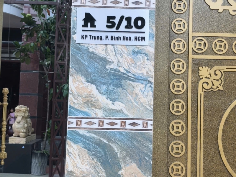 Bảng số nhà mica đen - nền alu bạc xước