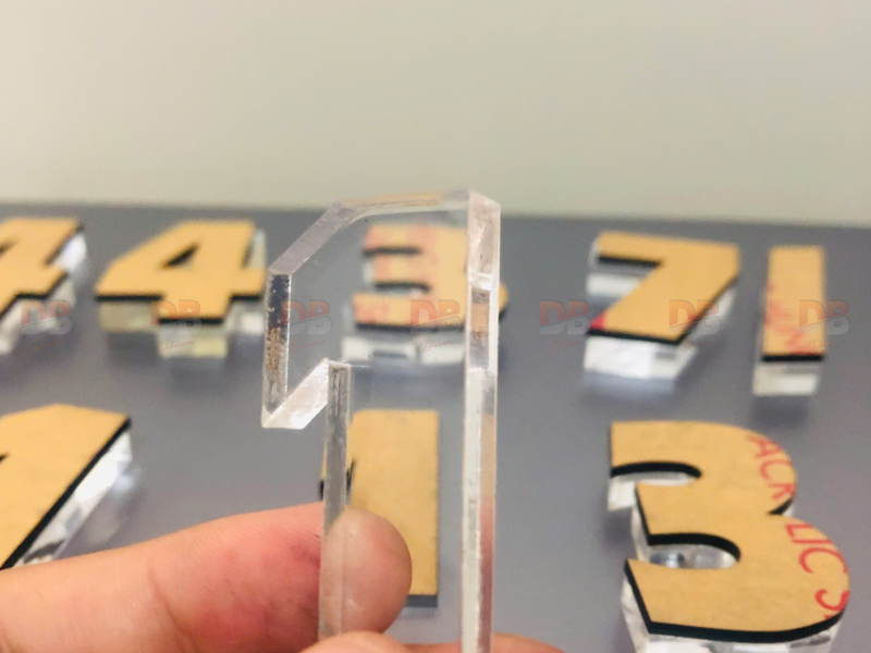 Chữ mica trong (Acrylic trong) cắt laser – Ứng dụng “đẹp, nhẹ, sang” cho mọi không gian